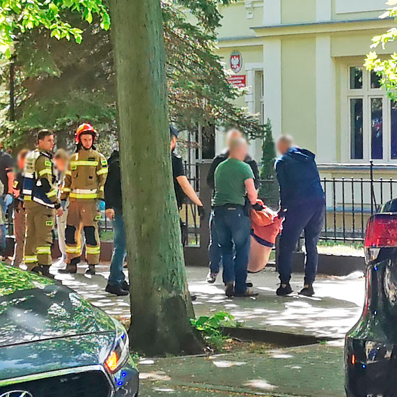 Tragedia przed budynkiem Prokuratury Rejonowej. Ugodzona noem kobieta nie yje, napastnik podci sobie nadgarstek. Zobacz film!