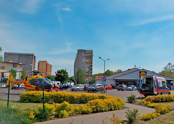 migowiec ratowniczy wyldowa na parkingu Lidla. Pomocy medycznej potrzebowaa kobieta