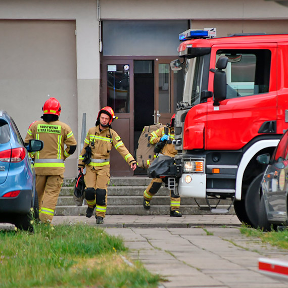 Straacy uratowali kobiet uwiezion w mieszkaniu