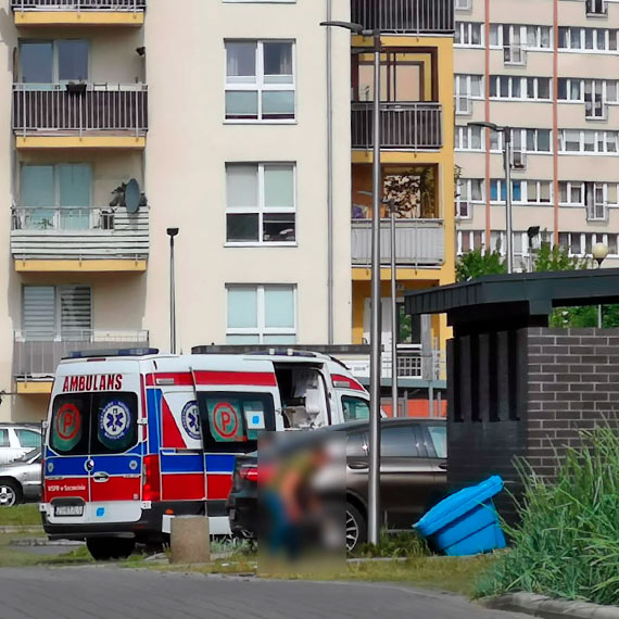 Wszystkie suby przed blokiem na ulicy Steyera! Konieczne byo natychmiastowe otwarcie mieszkania!