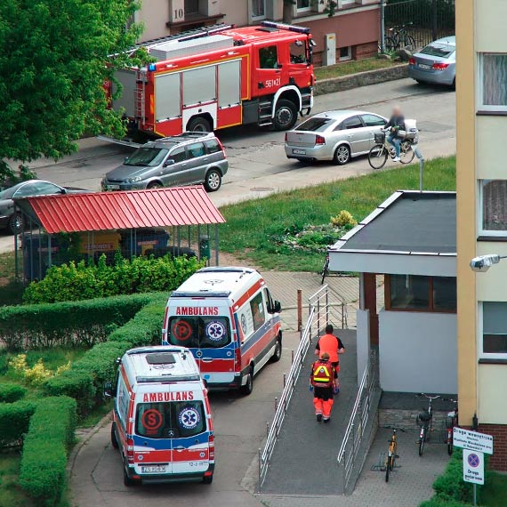 Straacy i ratownicy medyczni walczyli o ycie okoo 80 - letniego mczyzny