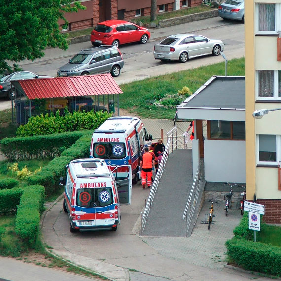 Strażacy i ratownicy medyczni walczyli o życie około 80 - letniego mężczyzny