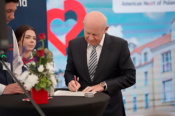 Otwarcie dwch nowoczesnych sal operacyjnych, wmurowanie kamienia wgielnego pod budow ldowiska, prelekcje dla pacjentw i wykady dla lekarzy –  Grupa American Heart of Poland zainaugurowaa dziaalno w Szpitalu wDrawsku Pomorskim