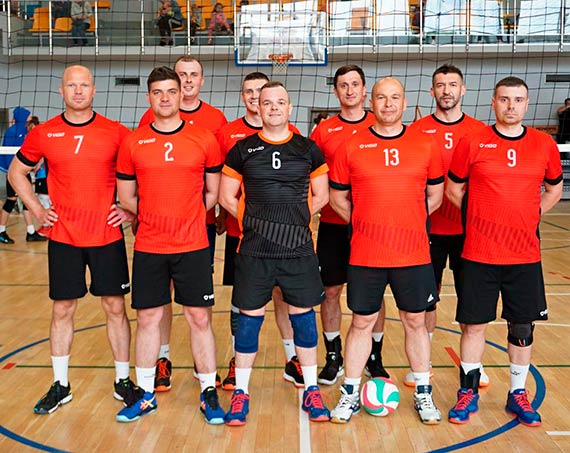 Marynarze z 8.FOW dobrze wiedzą jak grać i wygrywać. Stanęli na najwyższym podium turnieju w siatkówkę