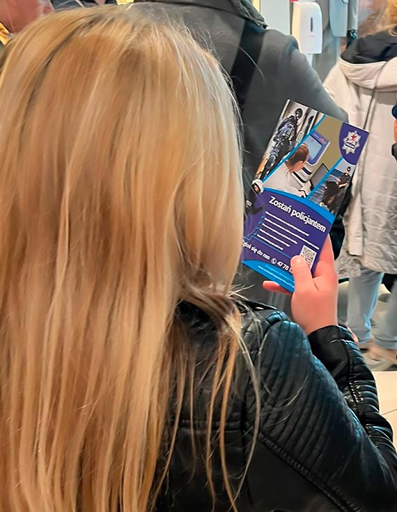 Dzień Dziecka ze świnoujskimi stróżami prawa i nietypowym radiowozem