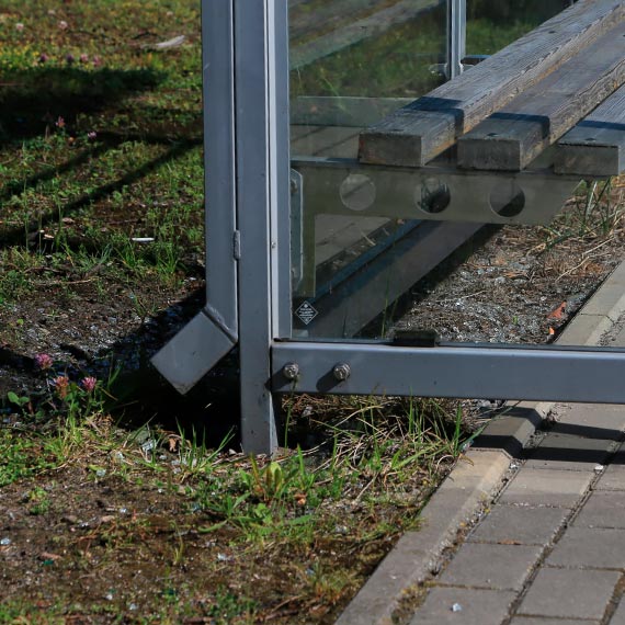Pobitą szybę wymienili. Ale jej pozostałości pozostały i leżą na ziemi do dzisiaj!