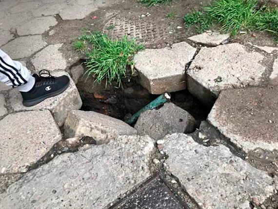 Niebezpieczna dziura na posesji Bohaterw Wrzenia