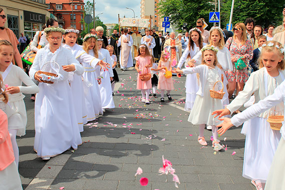 Soneczna hostia na ulicach. winoujcianie radonie witowali „Boe Ciao”