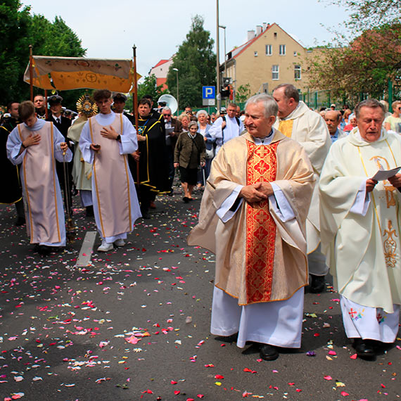 Soneczna hostia na ulicach. winoujcianie radonie witowali „Boe Ciao”