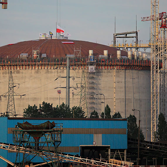 Trzeci zbiornik w gazoporcie z biao-czerwonymi flagami. Nocami trwaj prace