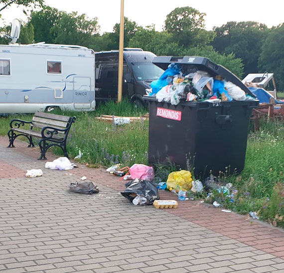 Mieszkaniec: Wysypisko mieci na marinie. Czy nikt nad tym nie panuje? 