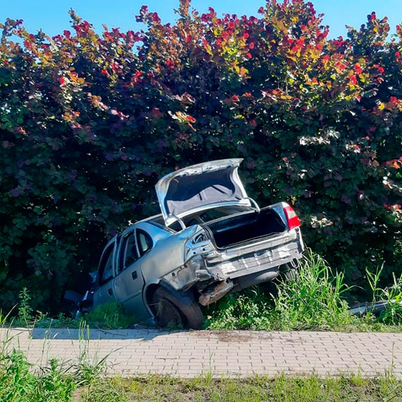 Samochód po wypadku na Grunwaldzkiej od kilku dni leży w rowie. Mieszkaniec: Może to nowy witacz dla kierowców z Niemiec?