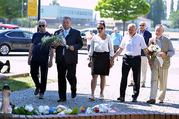 Dni Morza rozpoczte. Pod pomnikiem na Placu Rybaka zoono kwiaty