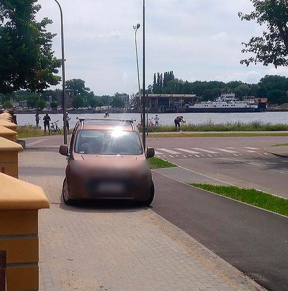 Mieszkacy zwracaj uwag na bezsensownie i wbrew przepisom zaparkowane auta