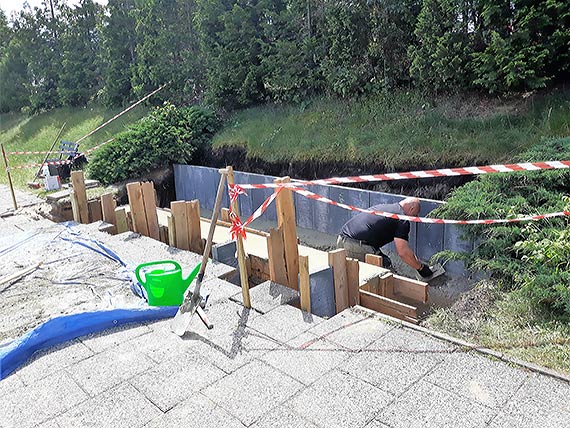 Na cmentarzu. Budują nowe kolumbarium