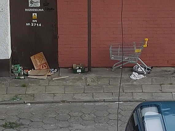 Mieszkaniec: Śmietnik przy Wybrzeżu Władysława 12