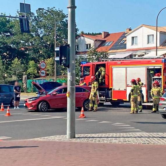 Zderzenie dwóch aut na skrzyżowaniu. Kobieta trafiła do szpitala