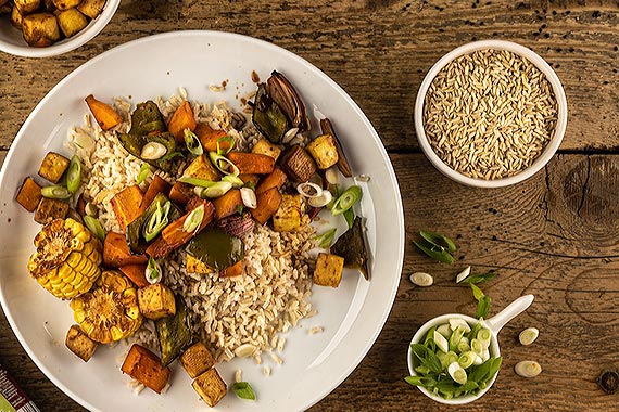 Wegetariaski ry z pieczonymi warzywami i tofu po azjatycku