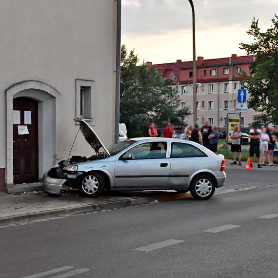 Samochd uderzy w budynek, kierowca uciek. Zosta schwytany po pocigu