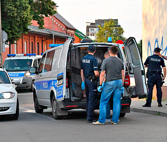 Samochd uderzy w budynek, kierowca uciek. Zosta schwytany po pocigu