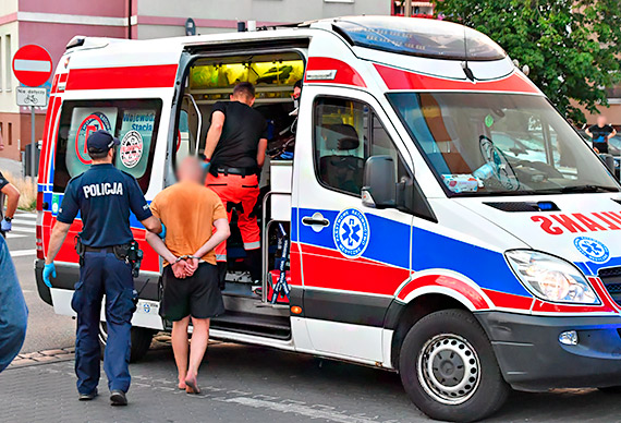 Samochd uderzy w budynek, kierowca uciek. Zosta schwytany po pocigu