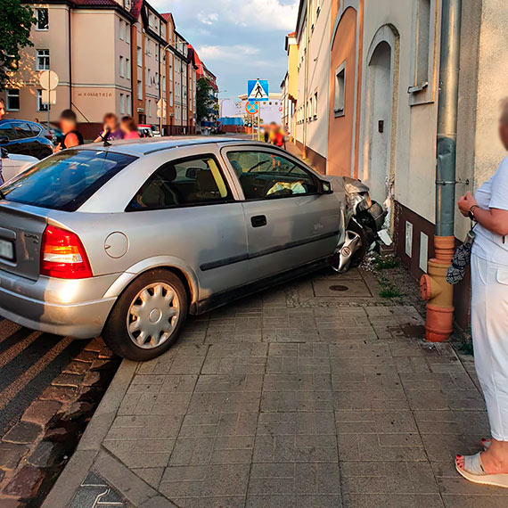 Samochd uderzy w budynek, kierowca uciek. Zosta schwytany po pocigu