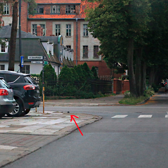 Mieszkanka: Zagroenie i niechlujstwo! Uwaajcie mieszkacy to nadal wystaje z chodnika!!!