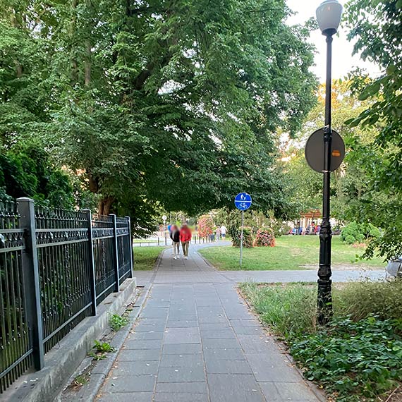 Mieszkaniec: Znaki drogowe przy Muszli Koncertowej