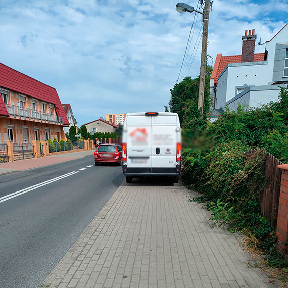 Jestem mistrzem kierownicy i nic mi nie zrobicie. Parkuje gdzie chce, a piesi niech id ulic