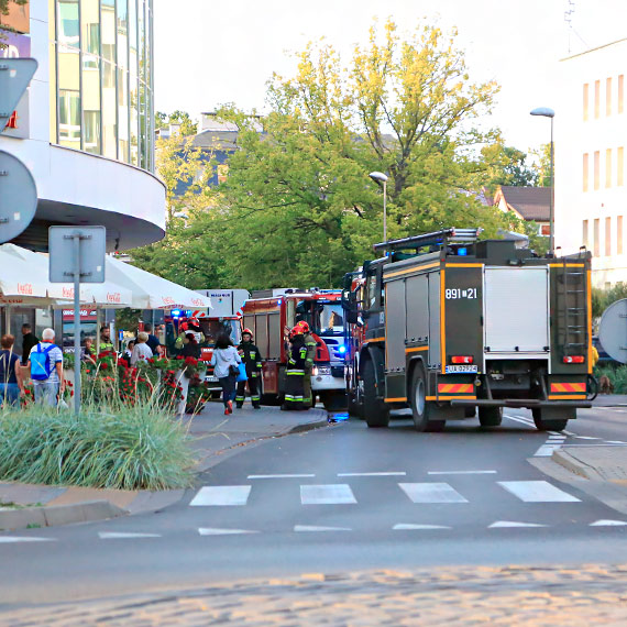 Caa ulica Dbrowskiego zajta przez wozy straackie. W galerii Corso wczy si alarm