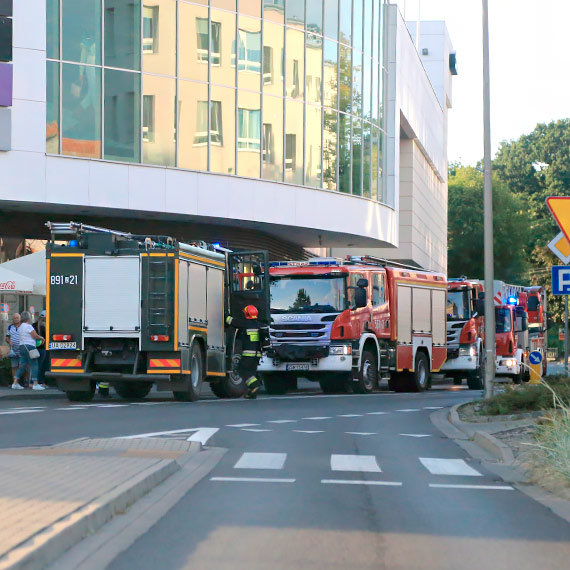 Caa ulica Dbrowskiego zajta przez wozy straackie. W galerii Corso wczy si alarm