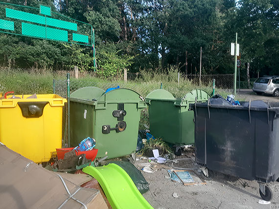 Sterta śmieci przy ogródkach działkowych