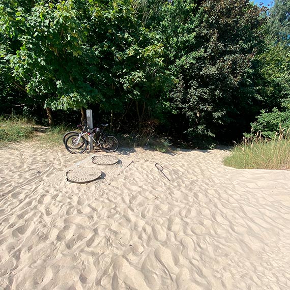Mieszkaniec: Wystający kabel przy wejściu na plażę. Czy czekamy, aż stanie się tragedia?