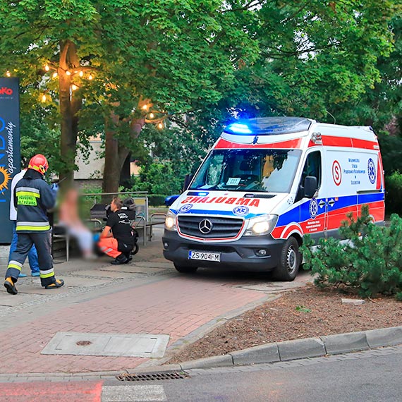 O may wos mogo doj do tragedii. Kierujca volkswagenem uderzya w latarni uliczn i potrcia kobiet z wzkiem!