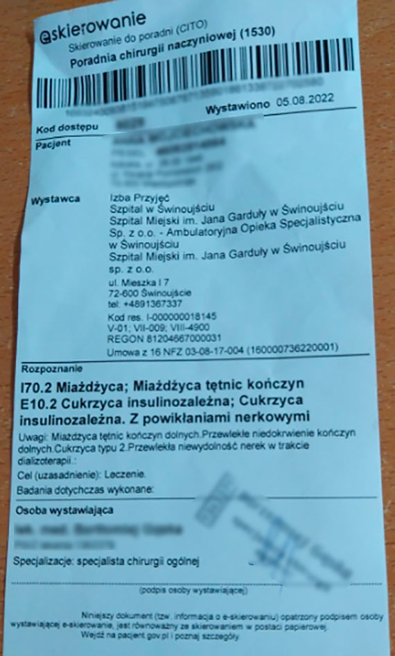 Kobieta na wózku inwalidzkim zostawiona przed szpitalem?