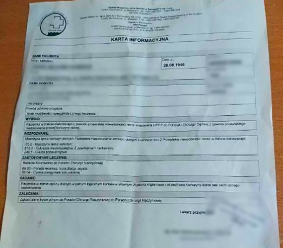 Kobieta na wózku inwalidzkim zostawiona przed szpitalem?