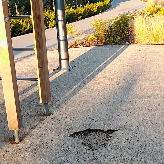Promenada Zdrowia czy bylejakoci? Nawierzchnia placu zabaw znw dziurawa