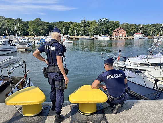 Zachodniopomorscy policjanci patroluj Odr