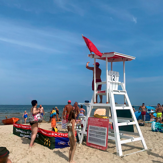 Czerwona flaga i zakaz kąpieli na połowie plaży w Świnoujściu!
