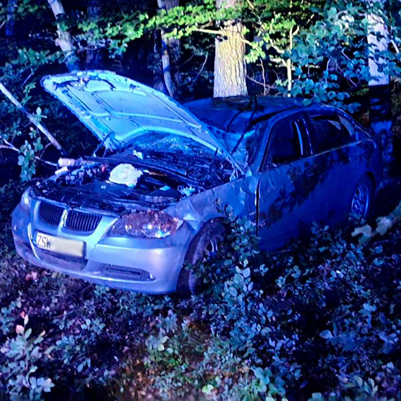 Nocny wypadek na drodze z Międzyzdrojów do Wisełki. BMW na świnoujskich numerach rejestracyjnych dachowało, kierowca w szpitalu