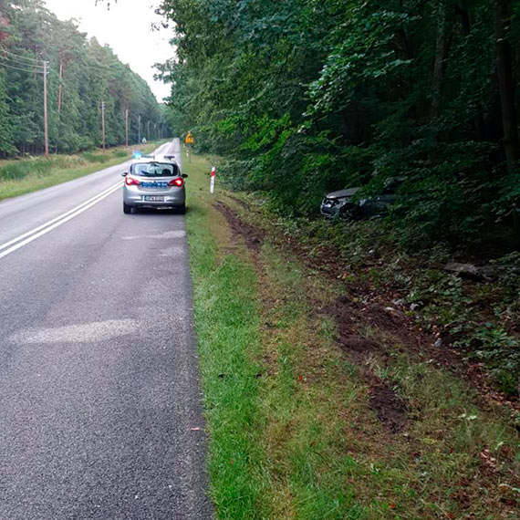 Nocny wypadek na drodze z Międzyzdrojów do Wisełki. BMW na świnoujskich numerach rejestracyjnych dachowało, kierowca w szpitalu
