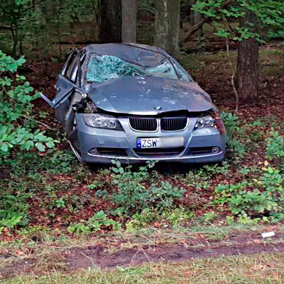 Nocny wypadek na drodze z Międzyzdrojów do Wisełki. BMW na świnoujskich numerach rejestracyjnych dachowało, kierowca w szpitalu