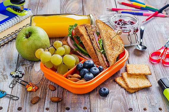 Lunchbox na piątkę,   czyli jak skomponować dziecku posiłek do szkoły