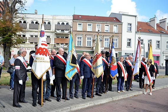 Uroczystoci pod pomnikiem Solidarno'80