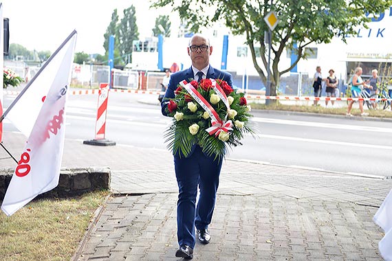 Uroczystoci pod pomnikiem Solidarno'80