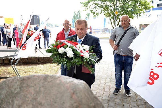 Uroczystoci pod pomnikiem Solidarno'80