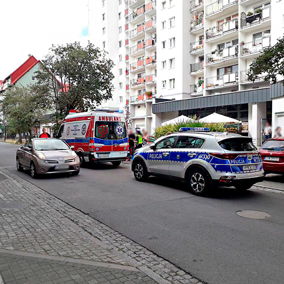 Policja i pogotowie ratunkowe przed barem na Bohaterw Wrzenia. Wezwanie dotyczyo 70 - latka
