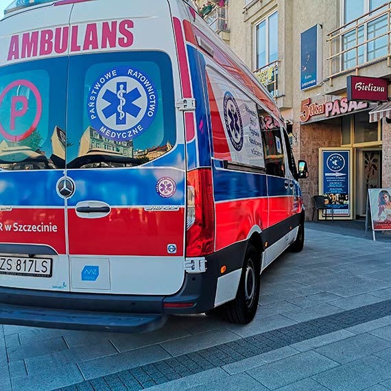 Karetka wjechaa na Plac Wolnoci. Nastolatka bardzo bolaa gowa