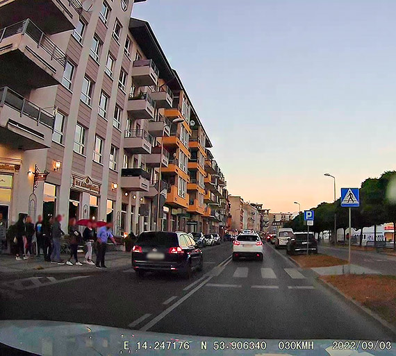 Mieszkaniec: Tak si jedzi po winoujciu. Dobrze, e kierowca opla nikogo nie rozjecha! Zobacz film!