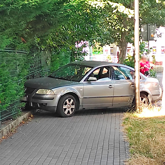 Byo blisko tragedii na Piastowskiej. Kierowca volkswagena nie wyrobi na zakrcie, wjecha na chodnik i uderzy w ogrodzenie